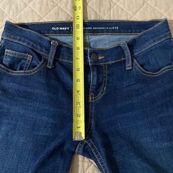 OLD NAVY BOYFRIEND SKINNY JEANS. SIZE 2. BLUE. BARELY WORN. - Picture 4 of 9